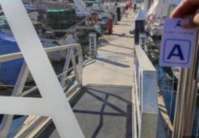 Nice Boat To Sleep In Barcelona サン・アドリア・デ・ベソス エクステリア 写真